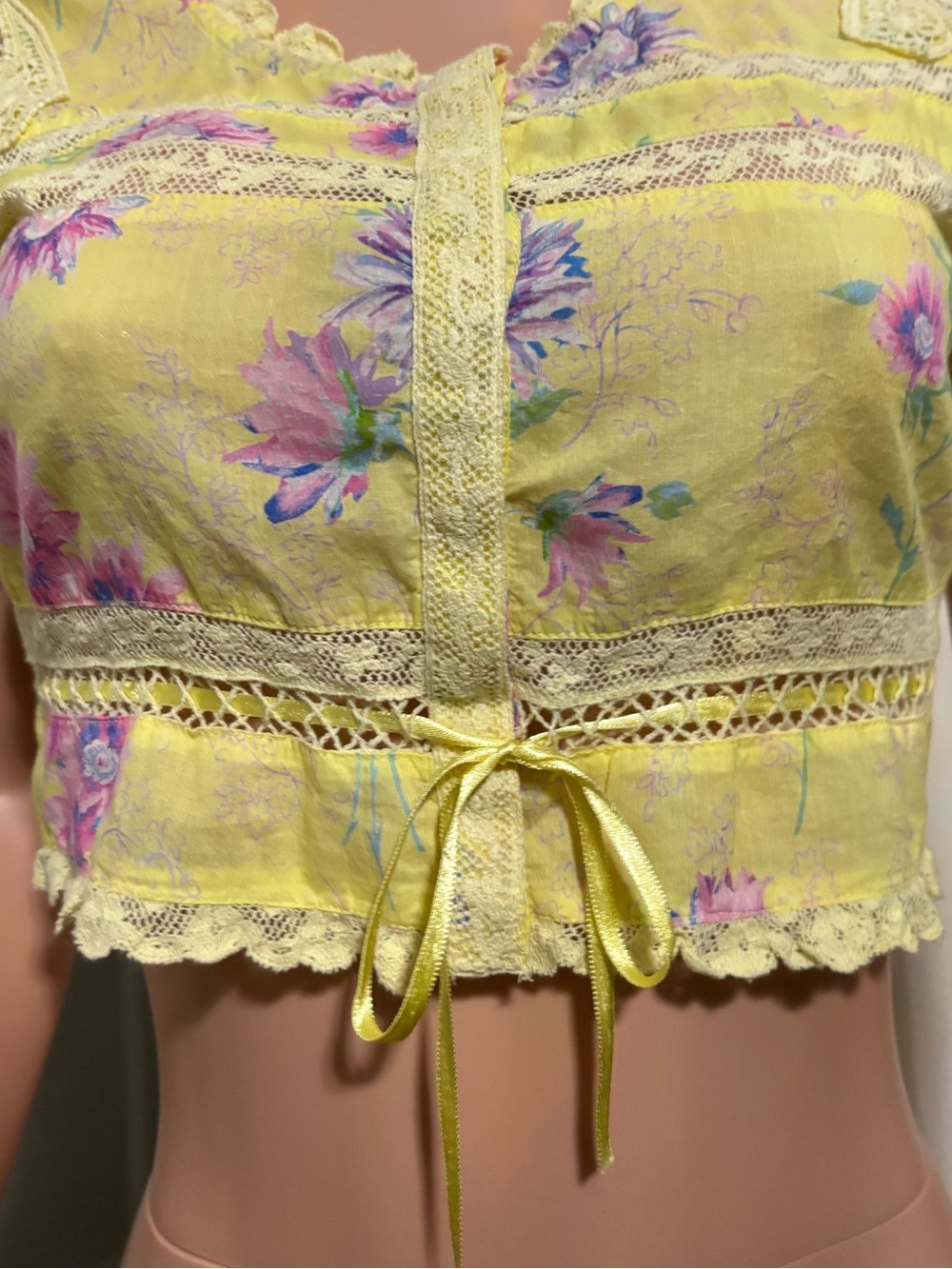 LOVESHACK FANCY Women’s Yellow Floral Crochet-Trim Tie-Front Crop Top - Picture 7 of 13